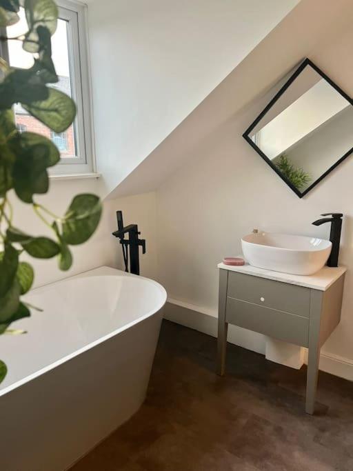 Canalside Terrace-Boutique Stay Worcester City Екстериор снимка